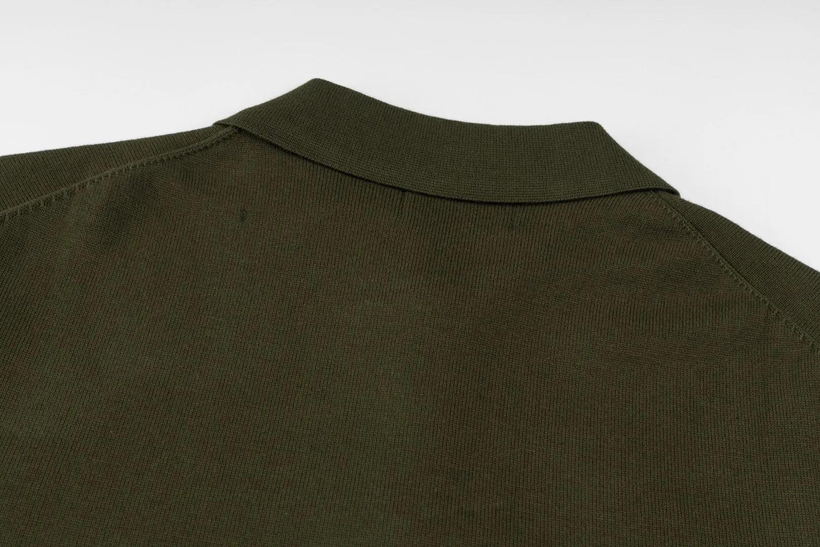 P216 #R81 Ralph Lauren knitted pony embroidered lapel polo shirt three-button pullover open chest long-sleeved sweater Official website synchronization Same style for men and women Sizes: S-XL Color: White Blue Gray Dark Gray Khaki Military Green Navy White Label Navy Blue Red Label Black Red Label Black White Label Pink Classic cotton yarn 100% white cotton High-quality goods Classic styles have always been popular! The workmanship details are very good! The simple lapel polo pullover sweater is always the standard, with classic brand embroidery on the chest! All major stars have the same style! Best for couples. High quality goods! Xinjiang cotton micro-elastic and smooth fabric has excellent quality. Pure cotton is soft and skin-friendly. Size: S M L
